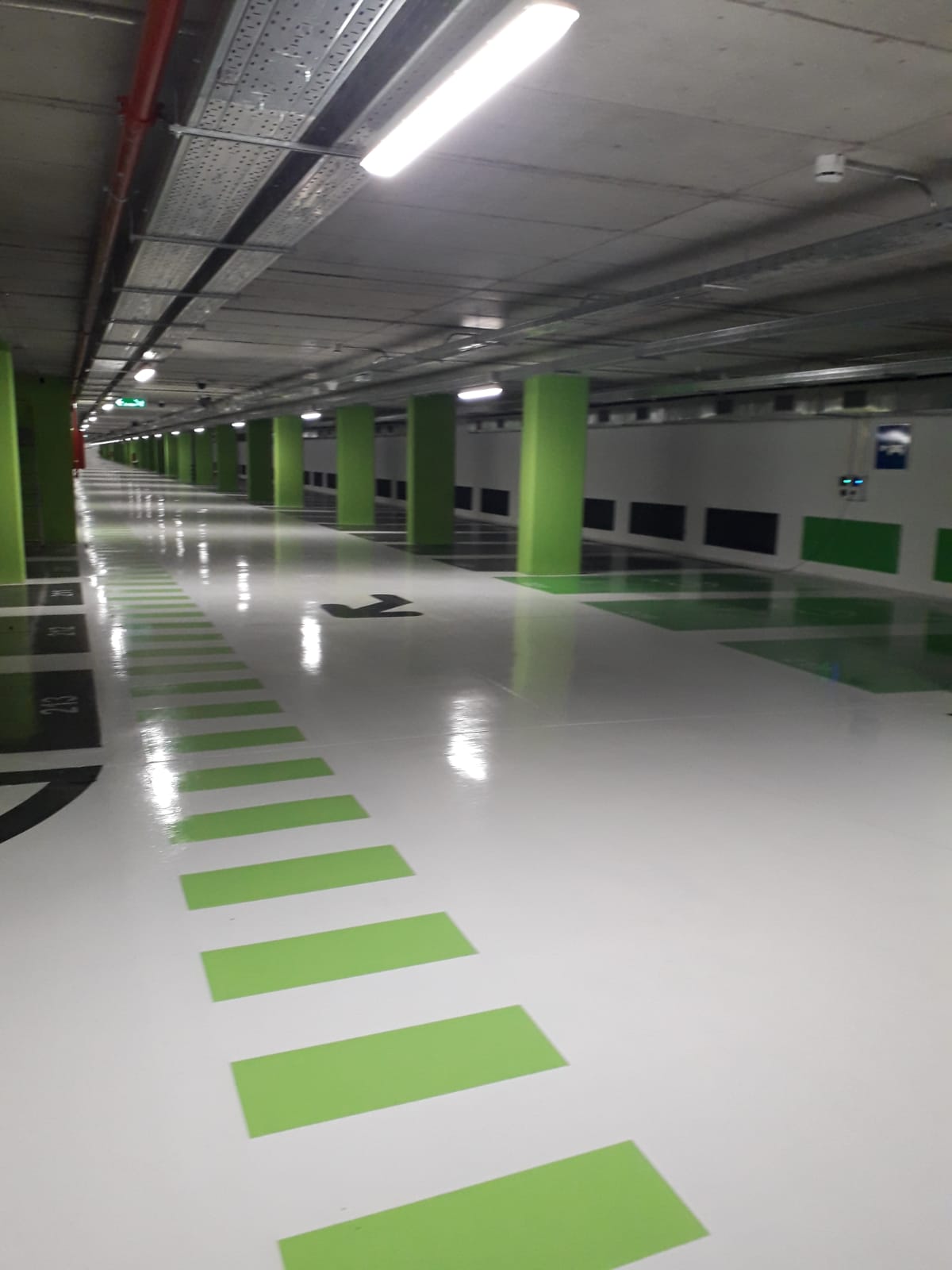 pintado y señalizacion pavimentos parking